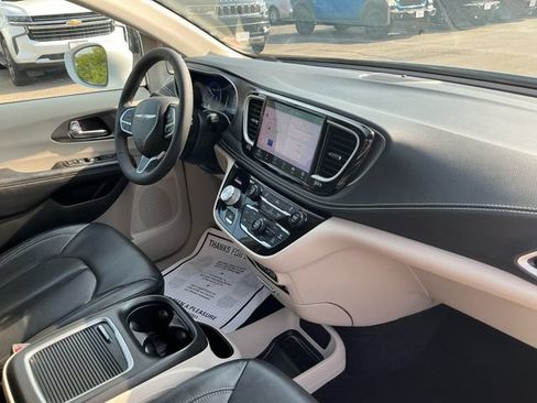 Used 2022 Chrysler Pacifica Touring-L FWD image 21