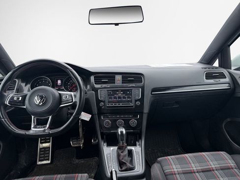 Used 2017 Volkswagen Golf S image 21