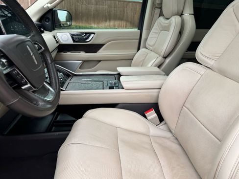Used 2019 Lincoln Navigator Reserve image 28