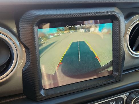 Used 2019 Jeep Wrangler Unlimited Sahara image 18