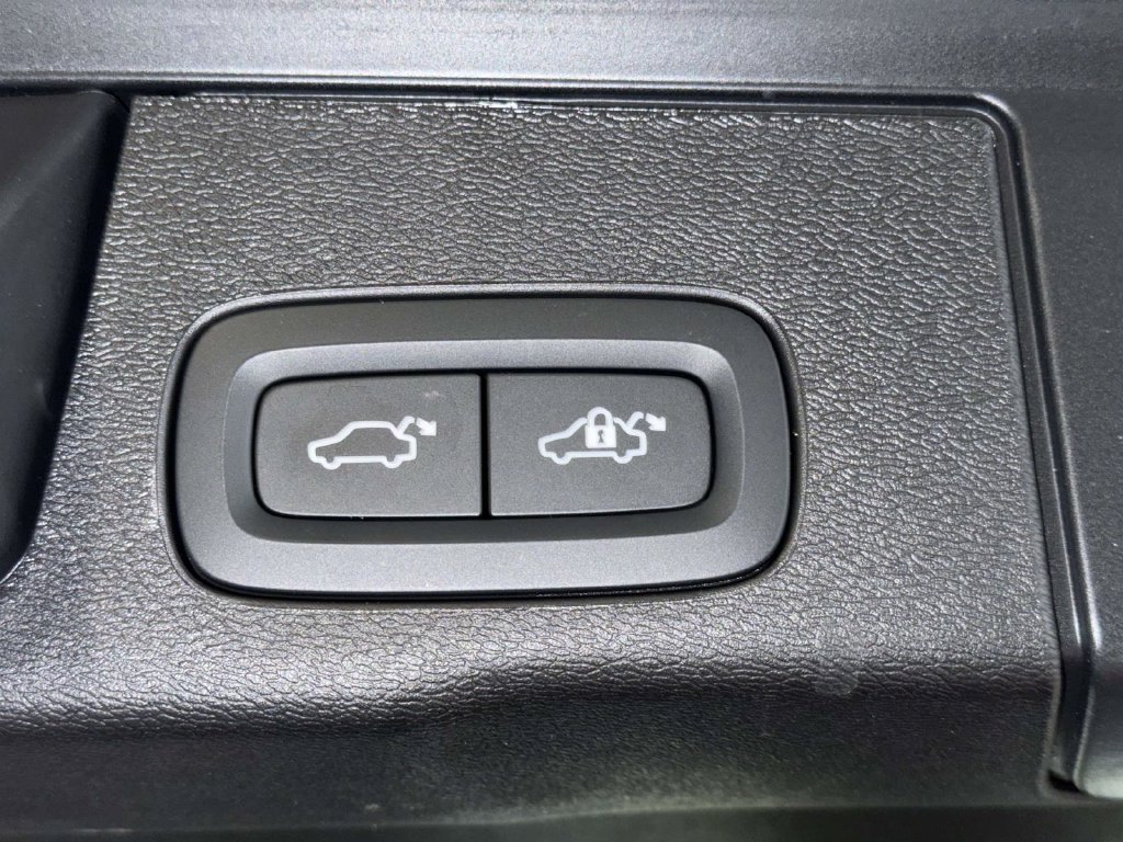 Used 2024 Volvo XC60 B5 Plus w/ Protection Package Premier AWD/4WD image 18