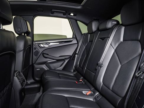 Certified 2026 Porsche Macan AWD/4WD image 17