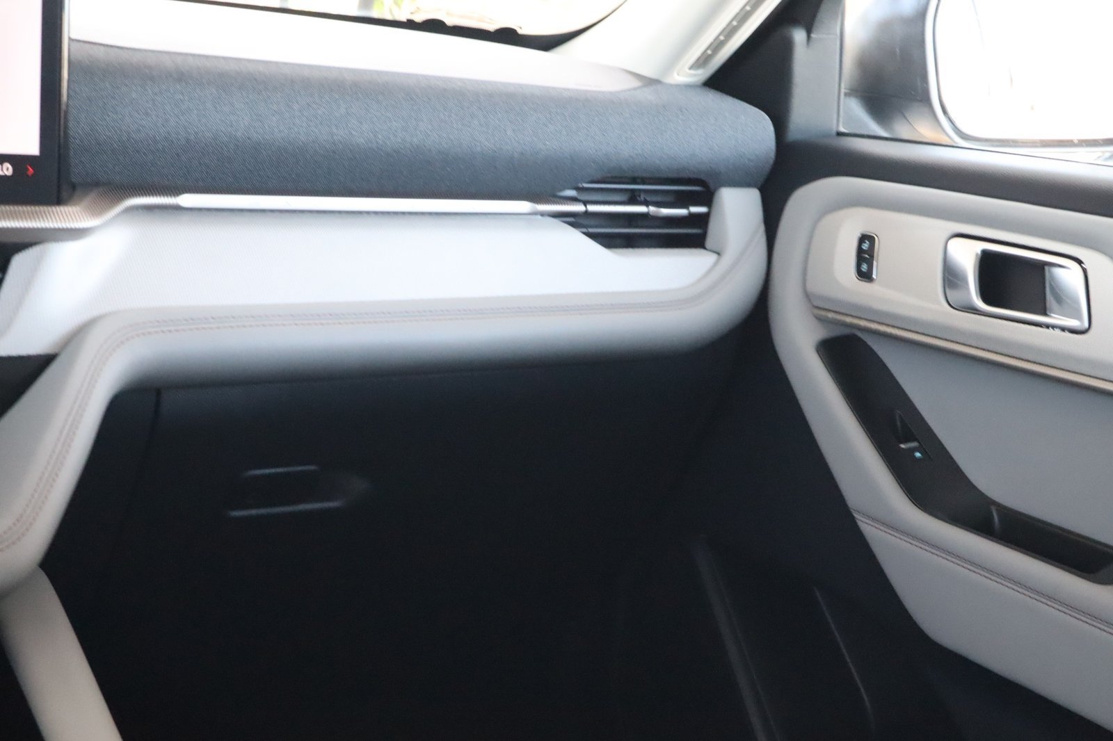 Used 2026 Ford Explorer Active w/ Active Comfort Package AWD/4WD image 31
