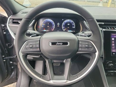 New 2025 Jeep Grand Cherokee Altitude image 19