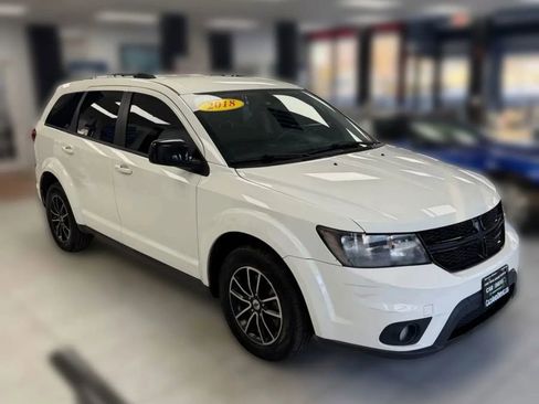 Used 2018 Dodge Journey SXT w/ Blacktop Package image 3