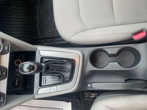 Used 2019 Hyundai Elantra SE FWD image 19