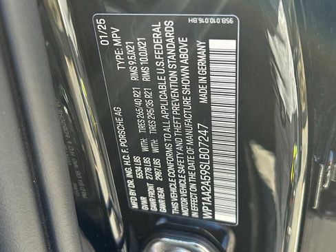 Certified 2025 Porsche Macan image 30