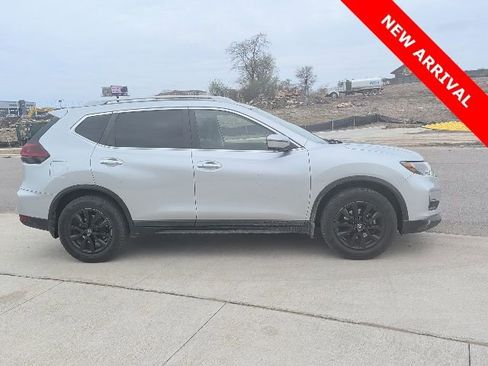 Used 2020 Nissan Rogue SV image 2