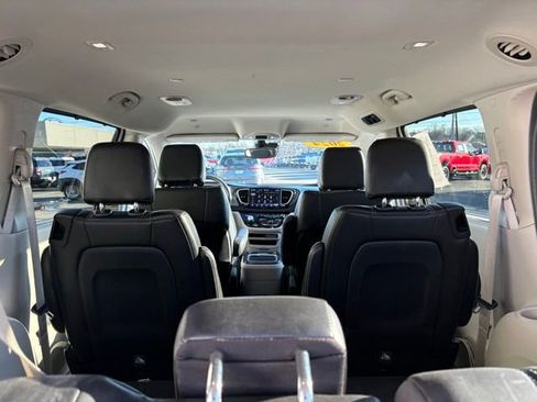 Used 2024 Chrysler Pacifica Touring-L image 31
