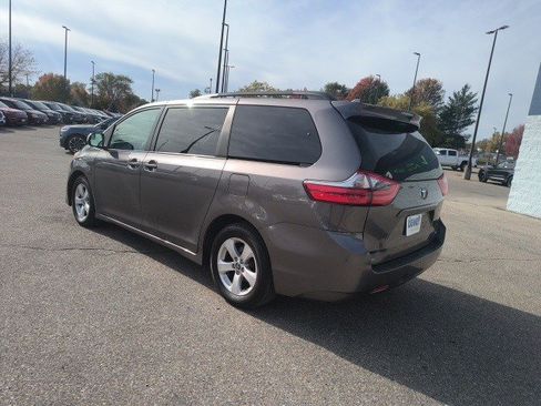 Used 2020 Toyota Sienna LE image 3