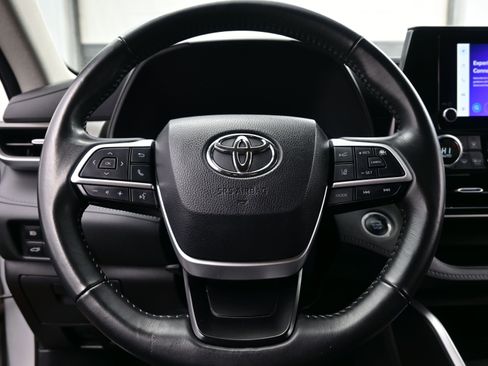 Used 2024 Toyota Highlander LE AWD/4WD image 23