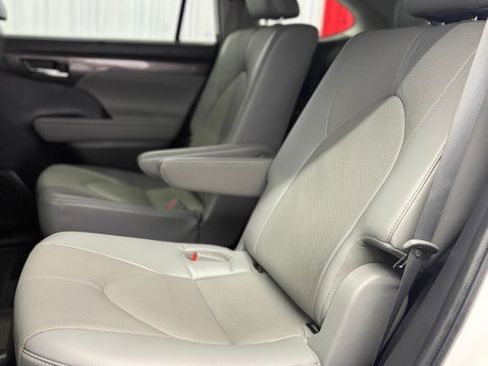Used 2022 Toyota Highlander Limited FWD image 14