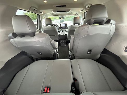 Used 2024 Toyota Sienna Limited AWD/4WD image 17