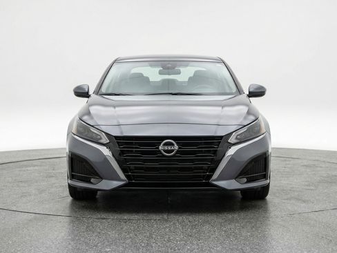 Used 2025 Nissan Altima 2.5 SV FWD image 2