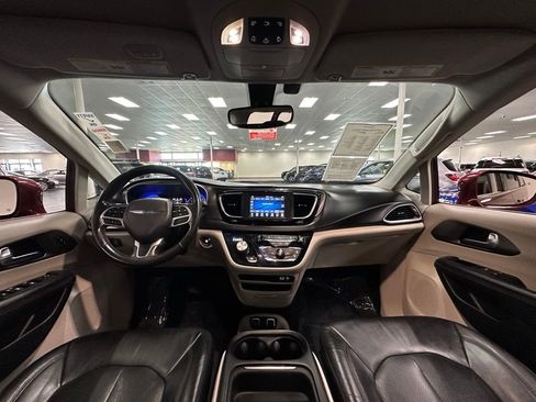 Used 2020 Chrysler Pacifica Touring-L FWD image 23
