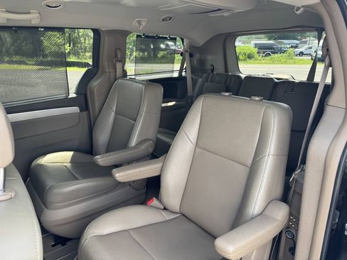 Used 2011 Volkswagen Routan SE FWD image 24