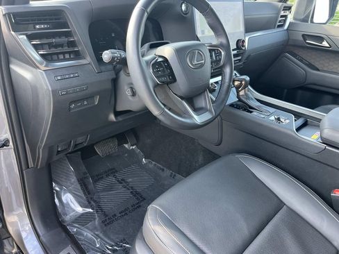 Used 2024 Lexus GX 550 w/ Accessory Package (2T) AWD/4WD image 11
