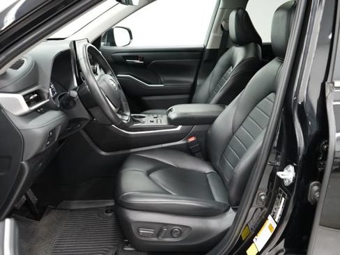 Used 2024 Toyota Highlander XLE AWD/4WD image 12