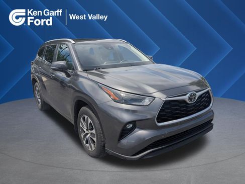 Used 2023 Toyota Highlander XLE AWD/4WD image 1