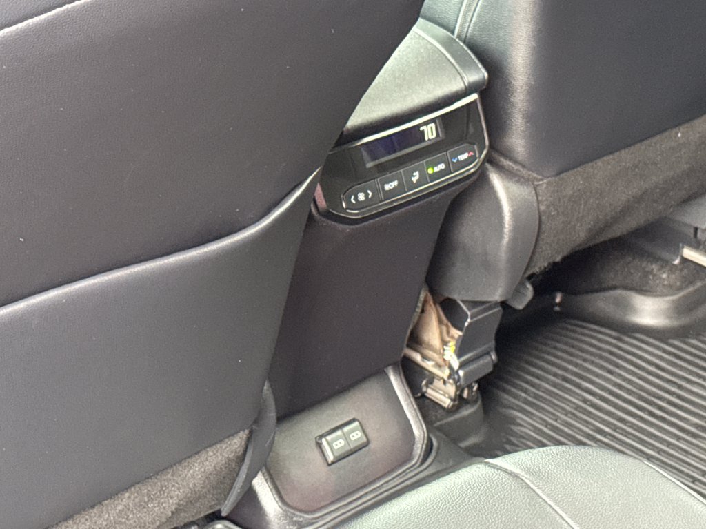 Used 2024 Toyota Highlander XLE AWD/4WD image 38