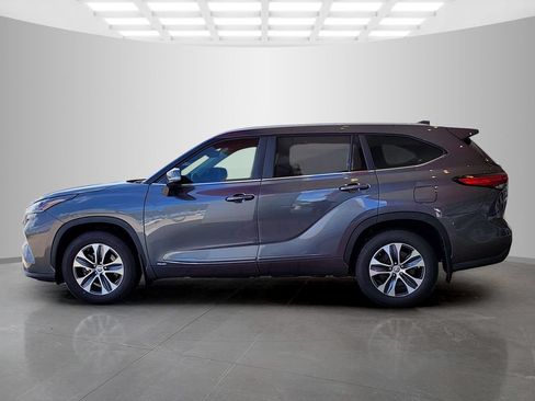 Used 2023 Toyota Highlander XLE AWD/4WD image 8
