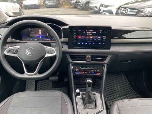 Used 2025 Volkswagen Taos SE image 10