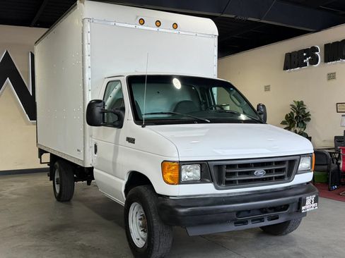 Used 2005 Ford E-350 and Econoline 350 Super Duty RWD image 3
