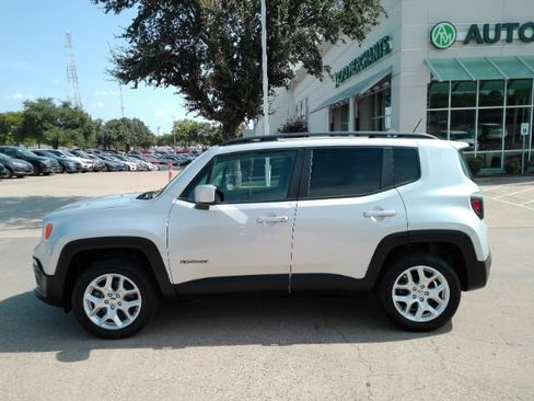 Used 2017 Jeep Renegade Latitude w/ Cold Weather Group AWD/4WD image 10