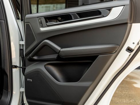 Certified 2025 Porsche Cayenne image 34