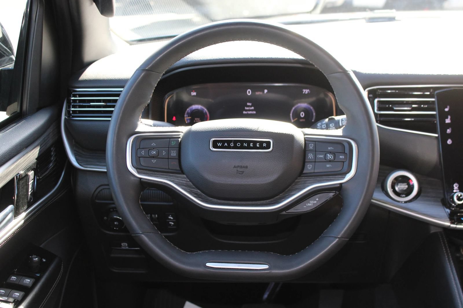 Used 2024 Jeep Wagoneer L Series II RWD image 32