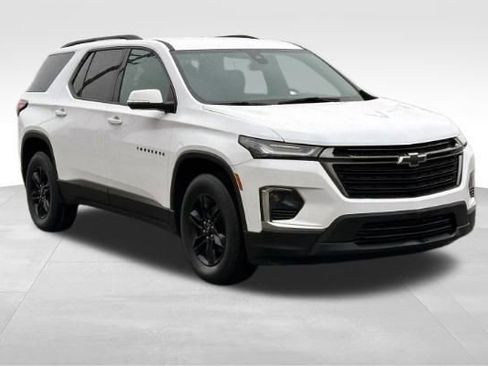 Used 2023 Chevrolet Traverse LT image 2