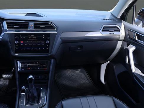 Certified 2024 Volkswagen Tiguan SE FWD image 18