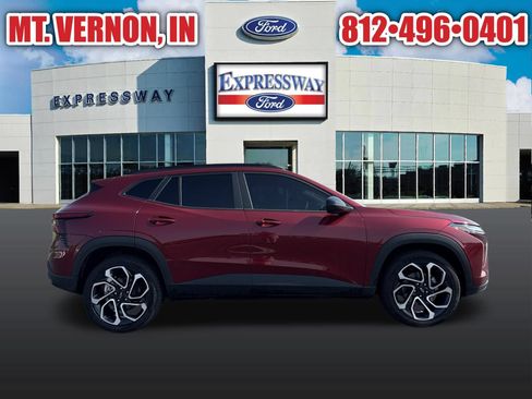 Used 2025 Chevrolet Trax RS w/ Sunroof Package FWD image 4