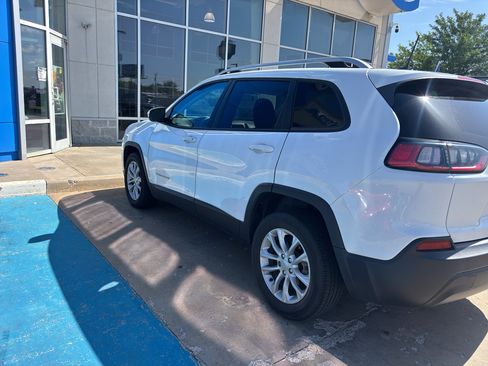 Used 2020 Jeep Cherokee Latitude FWD image 3