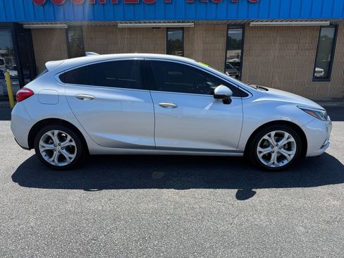 Used 2018 Chevrolet Cruze Premier FWD image 13