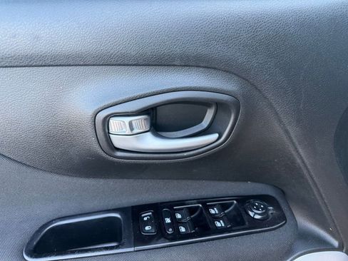 Used 2021 Jeep Renegade Latitude w/ Sun & Sound Group image 28