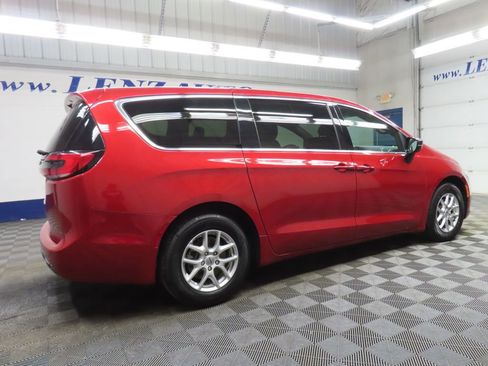 Used 2025 Chrysler Pacifica Select FWD image 5