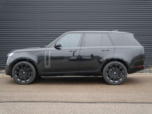 Used 2025 Land Rover Range Rover SE image 2