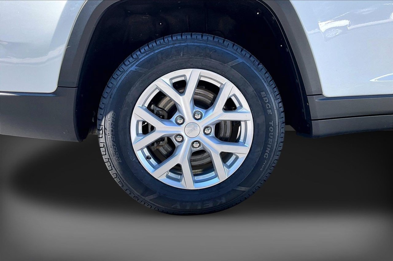 Used 2023 Jeep Grand Cherokee L Limited AWD/4WD image 37