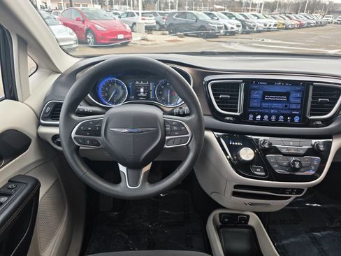 Used 2017 Chrysler Pacifica Touring image 13