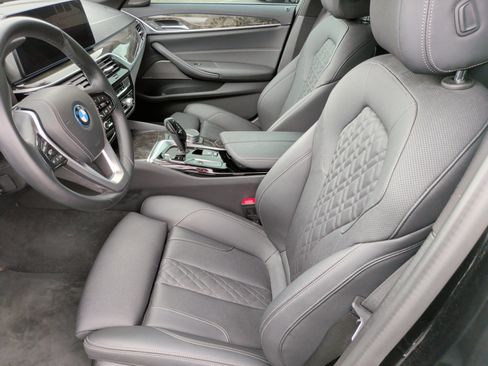 Certified 2023 BMW 530e w/ Premium Package image 25