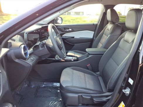 Used 2025 Chevrolet Trax LT FWD image 25