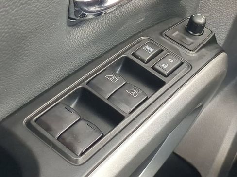 Used 2024 Nissan Titan SV w/ SV Convenience Package image 23