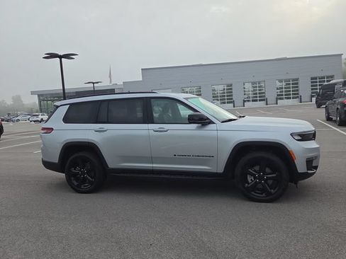 Used 2023 Jeep Grand Cherokee L Limited w/ Luxury Tech Group II AWD/4WD image 2