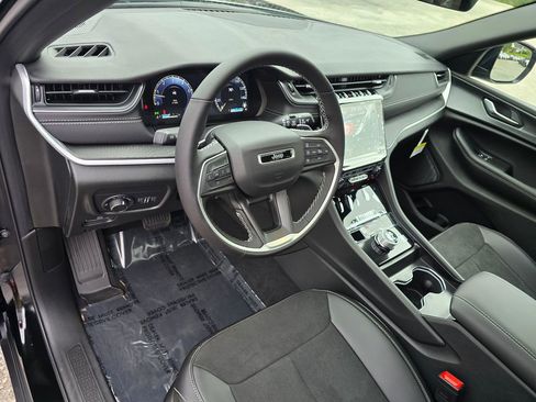 New 2025 Jeep Grand Cherokee L Altitude image 24