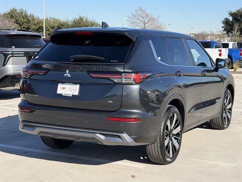 Used 2025 Mitsubishi Outlander SE image 4