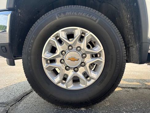 Used 2025 Chevrolet Silverado 2500 LT AWD/4WD image 12