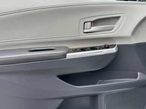 Used 2023 Toyota Sienna LE image 11