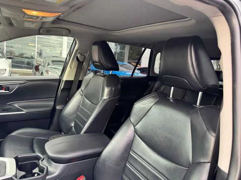 Used 2020 Toyota RAV4 XLE Premium image 11