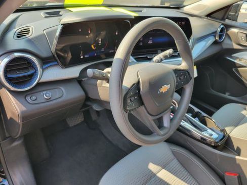 Used 2025 Chevrolet Trax LT FWD image 18